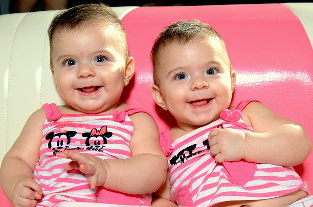 dvojčata holčičky